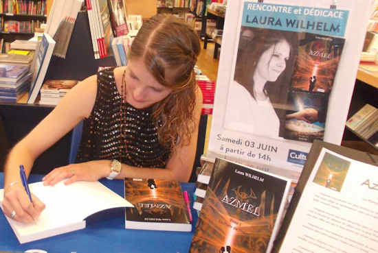 Laura Wilhelm en dédicace de son livre AZMEL T1